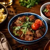 Marhapörkölt — Vörösborban, lassan főzött omlós marha