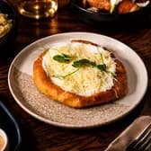 Házi mini lángos — Fokhagymával, tejföllel, sajttal