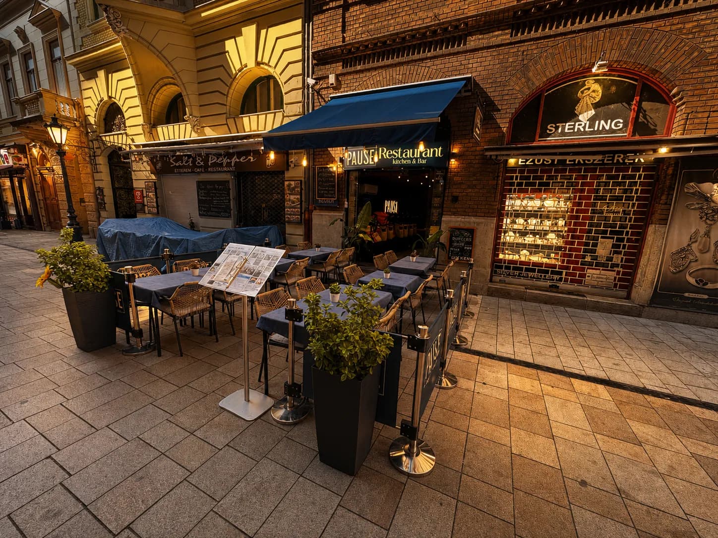 A Pause Kitchen & Bar kék napellenzős terasza a Váci utca 63. alatt